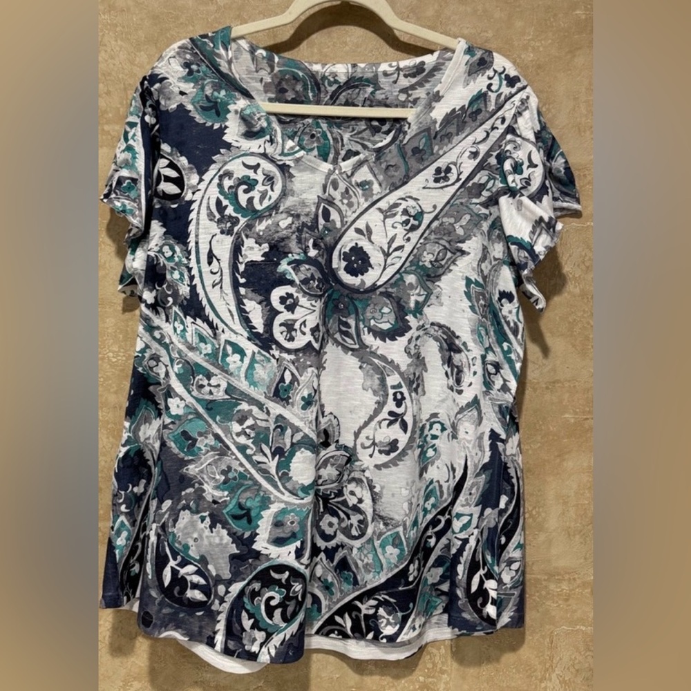 Preowned Women’s White and Multi-Color Top Size XL Item #PHK1997